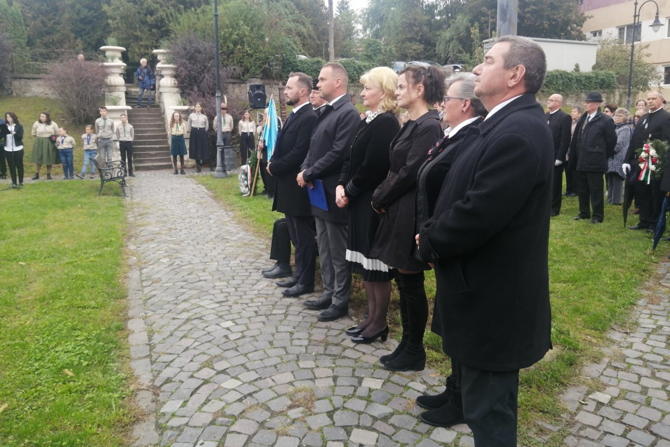 Az intézmények képviselői is koszorúztak •  Fotó: Bodor Tünde