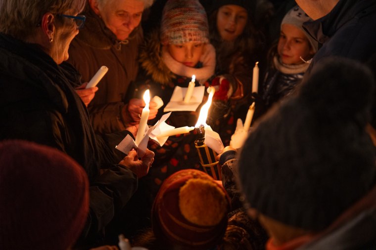 A koszorú negyedik gyertyáját is meggyújtják