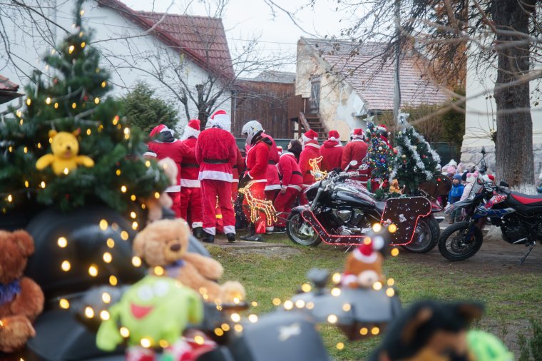 Motoros Mikulásoktól hangos a város, gyerekek ezrei várják őket