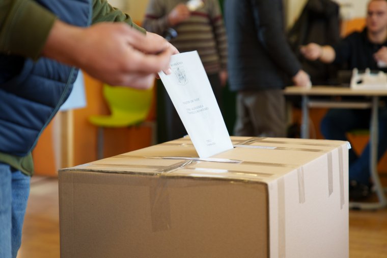 Vasárnap ismét választani várnak, ezúttal két szavazólappal