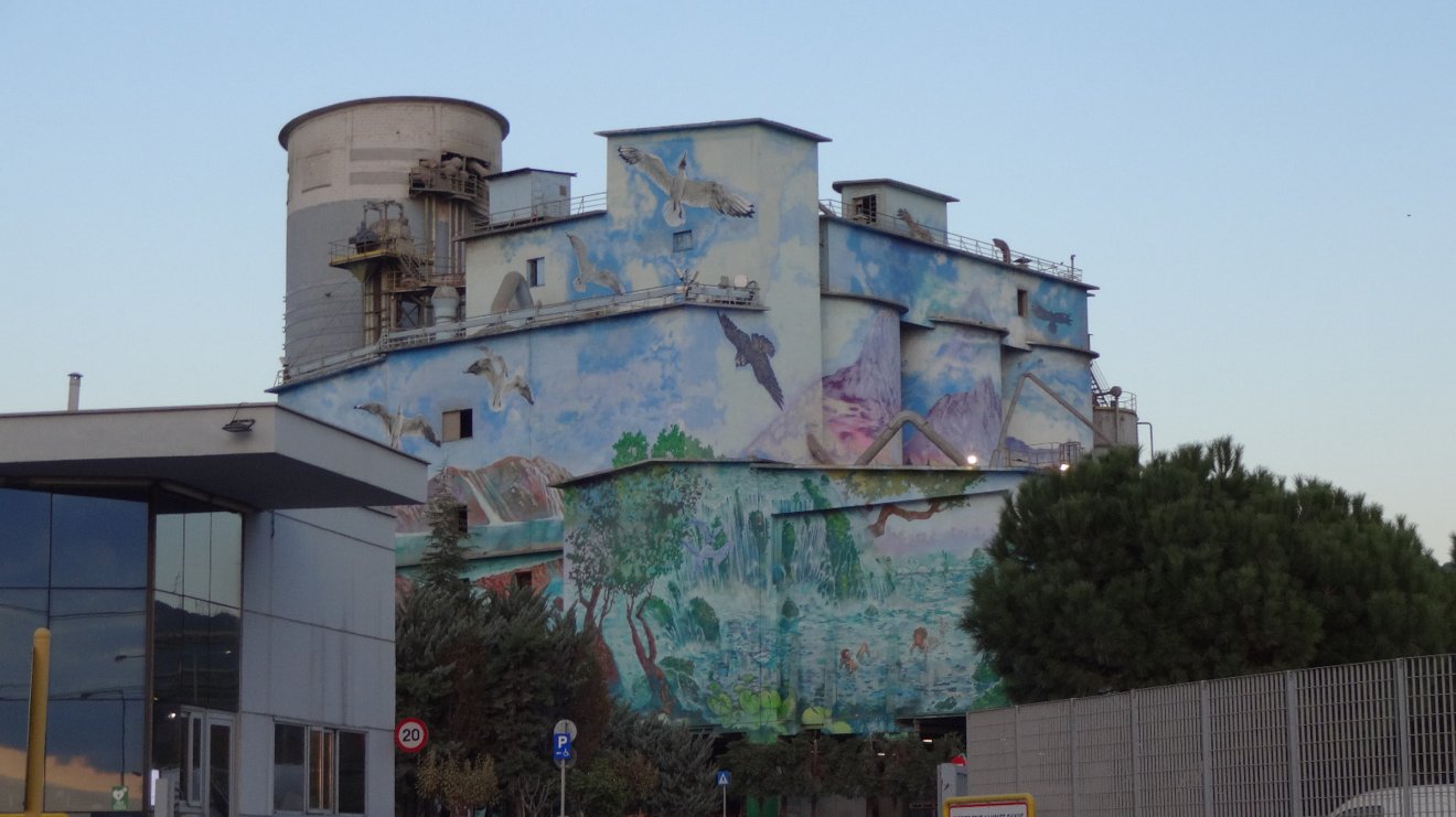 Graffitik buszmegállókban, irodaépületeken, gyárakon – üdítő változatosságban •  Fotó: Bocskai Csaba
