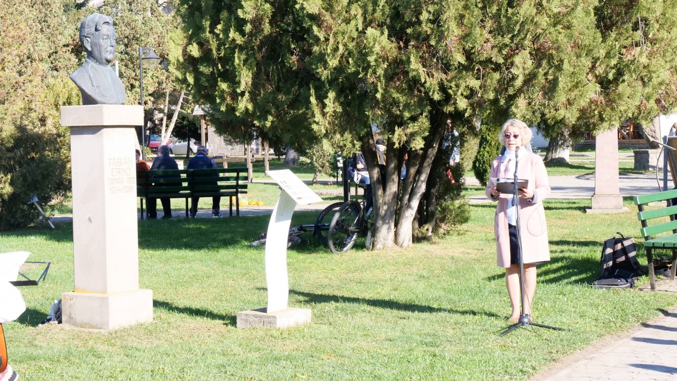 A lehetőségeken belül édent varázsolni az abszurd valóság fölé – erre törekedett Fábián Ernő Ferencz Éva szerint •  Fotó: Kőrösi Csoma Sándor Közművelődési Egyesület
