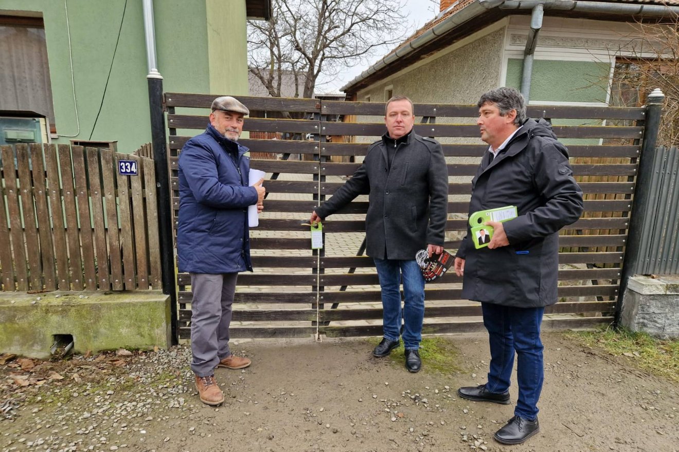 A parlamenti választásokat megelőző kampányban házaltak •  Fotó: Benkő Árpád Jenő/Facebook