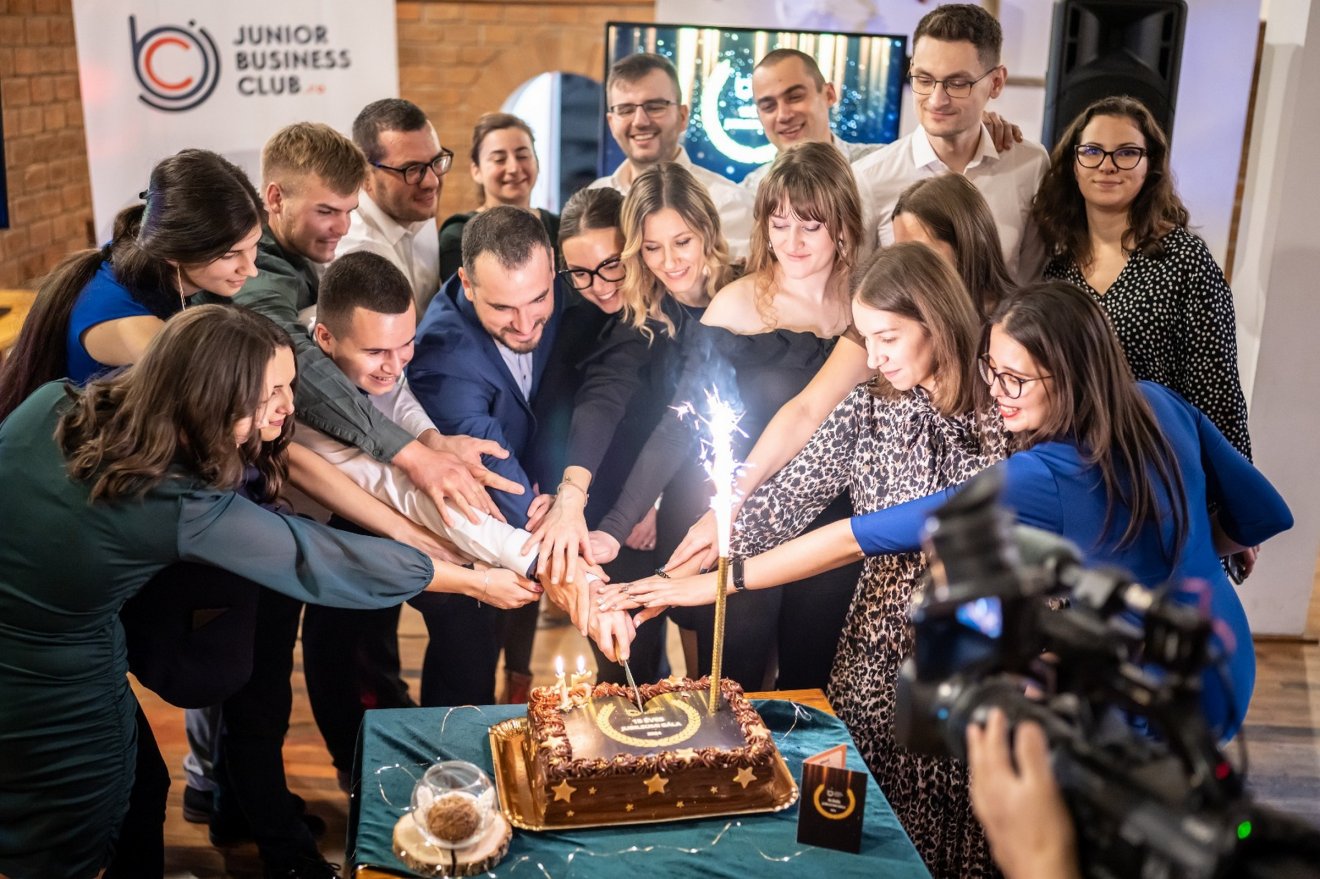 A klubtagok az édes pillanatokon is osztoznak, nemcsak a munkán •  Fotó: YourCreativeSide