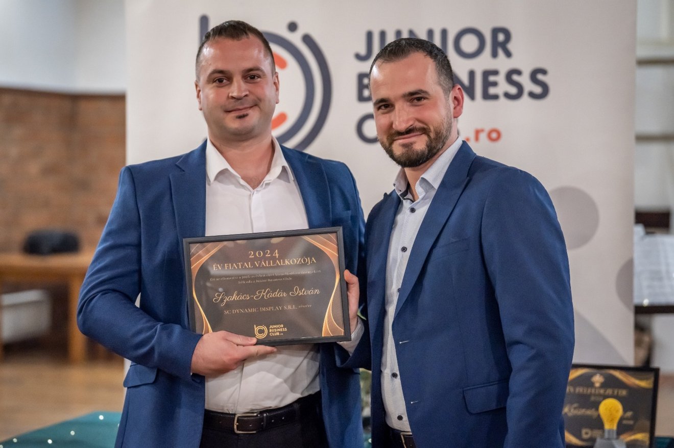 Szakács-Kádár István, Az év fiatal vállalkozója 2024 díj birtokosa. Baróti vállalkozása kiállítási standokat gyárt •  Fotó: YourCreativeSide