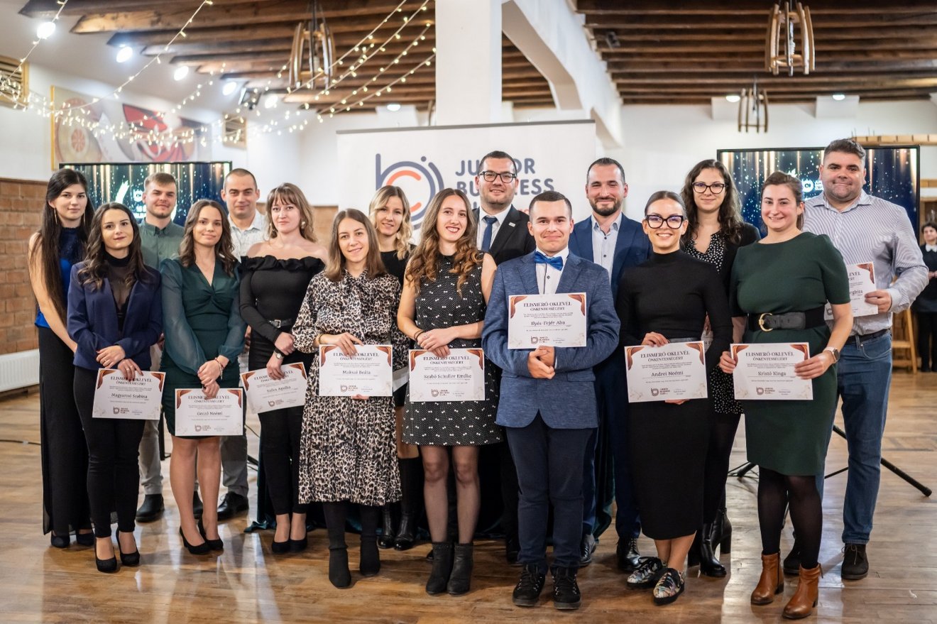 A Junior Business Club mögött álló csapat önkéntesen végzi munkáját •  Fotó: YourCreativeSide