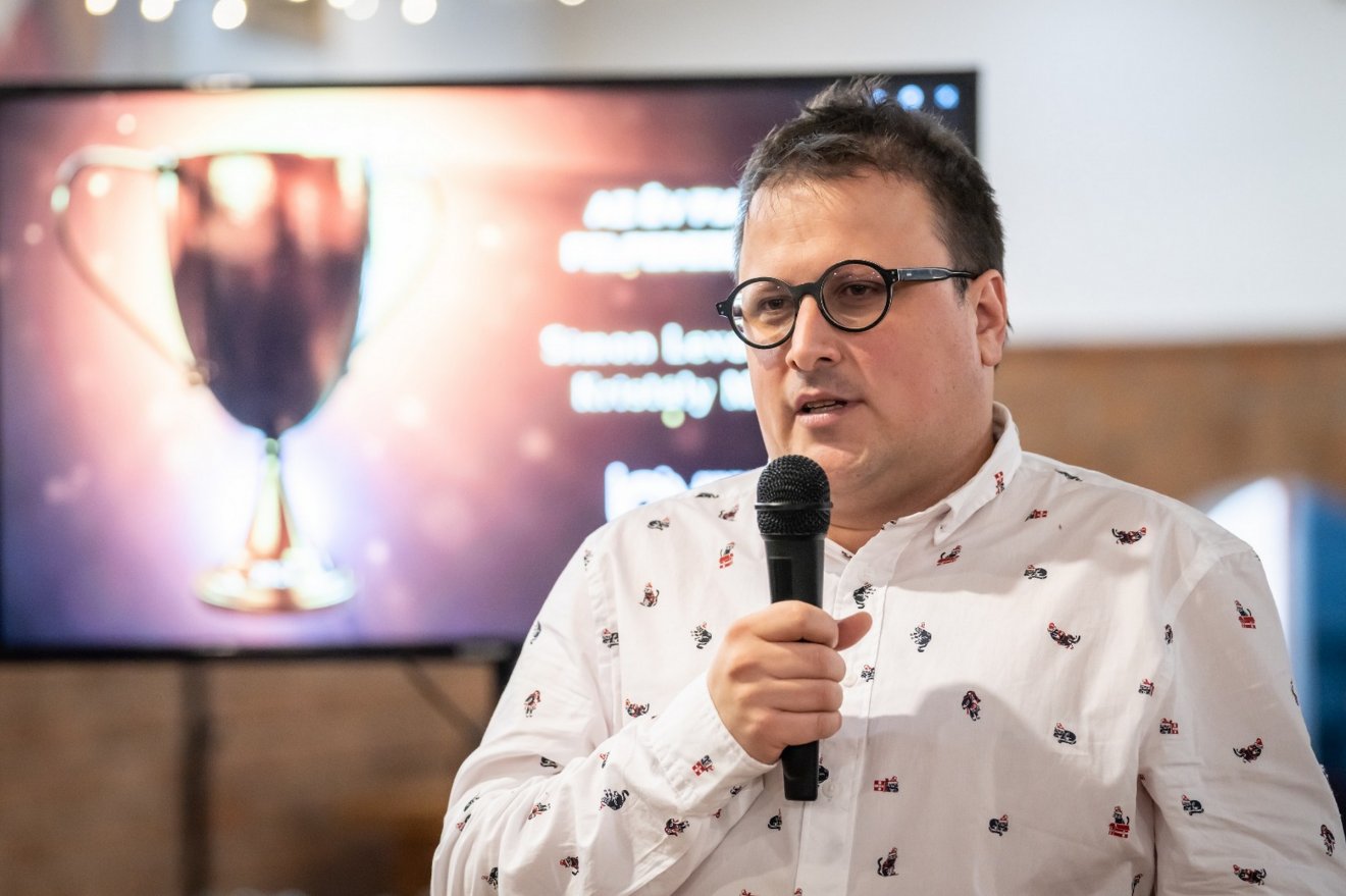 Simon Levente szoftverfejlesztő Kristály Maróttal azok segítségére siet, akiknek kell még egy kis rásegítés a képességvizsgára készüléshez •  Fotó: Raymond Gheorghita