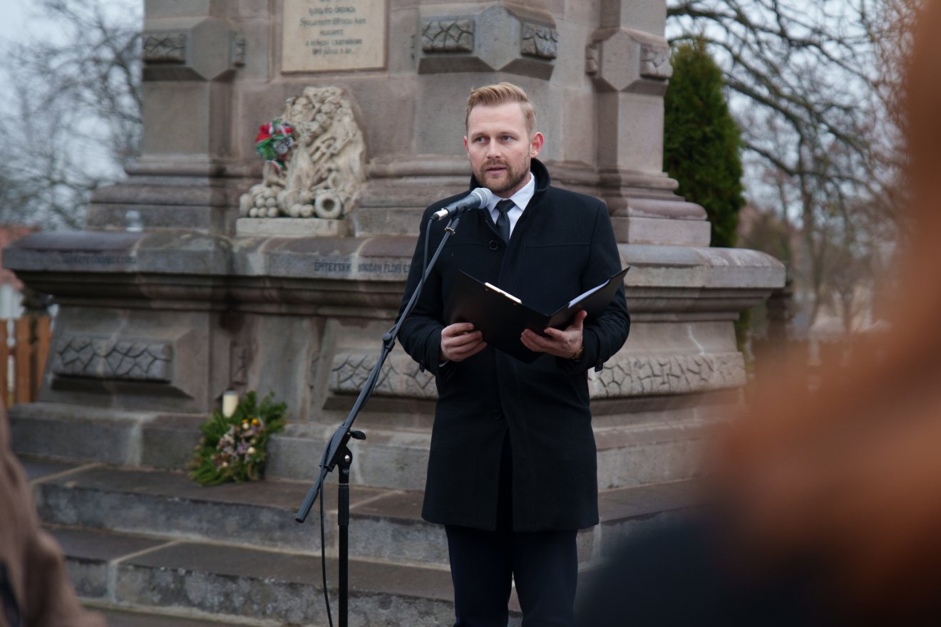 Nagy Zoltán történész beszélt az emlékmű és a kopjafaerdő múltjáról és jelenéről •  Fotó: Tuchiluș Alex