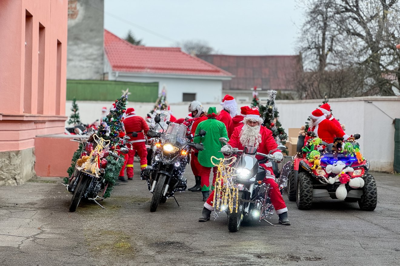 Elözönlötték Sepsiszentgyörgy utcáit a motoros Mikulások •  Fotó: Farkas Orsolya