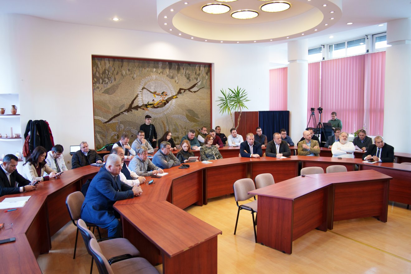 Huszonkilenc tanácstag  részvételével zajlott az ülés •  Fotó: Tuchiluș Alex