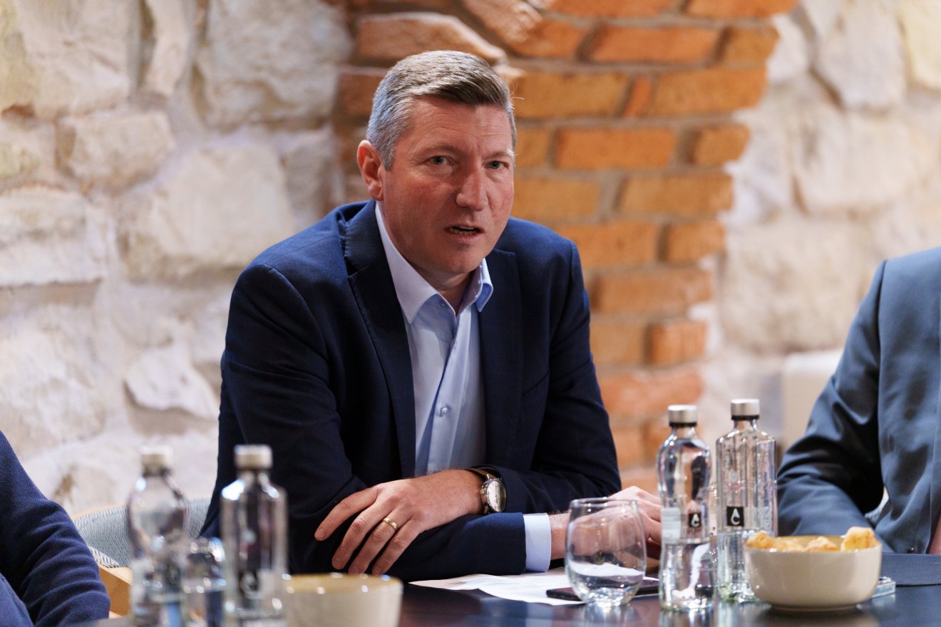 Gál Károly – kollégáival együtt a múlt mandátumban kezdő képviselő volt, most örül, hogy tapasztalattal felvértezve nézhet szembe a várhatóan megerősödő magyarellenességgel a parlamentben •  Fotó: Tuchiluș Alex