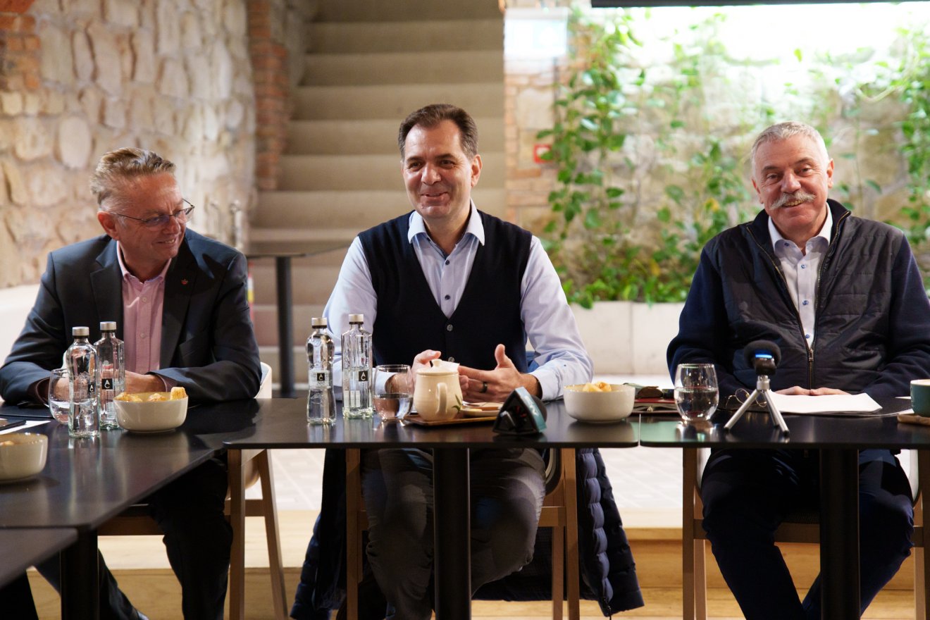 „Nem szeretnénk olyan országban élni, ahol Șoșoacă a miniszterelnök, Simion a belügyminiszter” – mondta Antal  Árpád, aki szerint az említettek a legbrutálisabb eszközökkel szüntetnék meg a magyar létet az országban. Szerinte Călin Georgescu is hasonló eszmeiséget képvisel •  Fotó: Tuchiluș Alex
