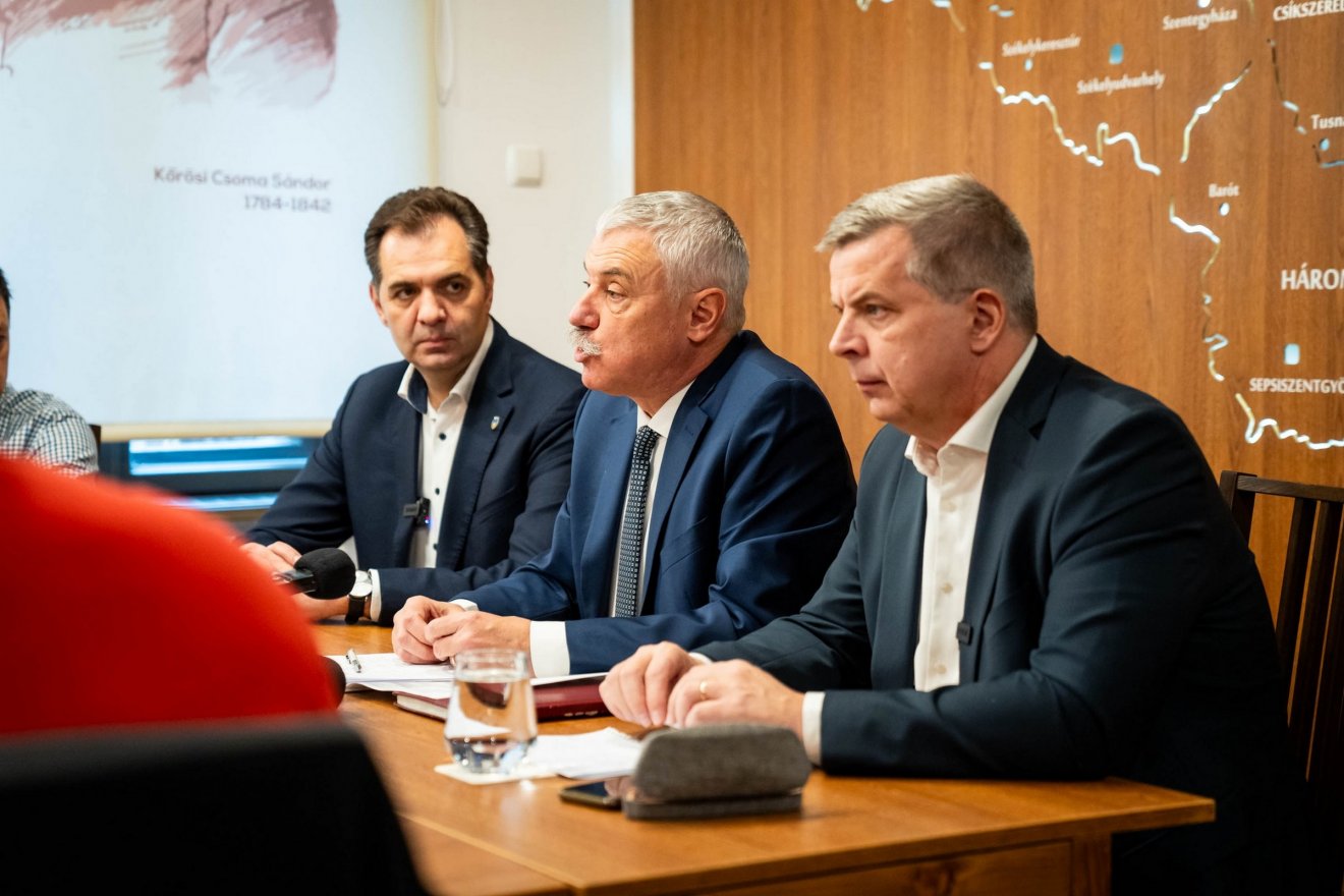 Erős parlamenti képviselettel akár az államelnök visszaéléseit is korlátozni lehet – hangzott el a sajtótájékoztatón •  Fotó: Tamás Sándor/Facebook