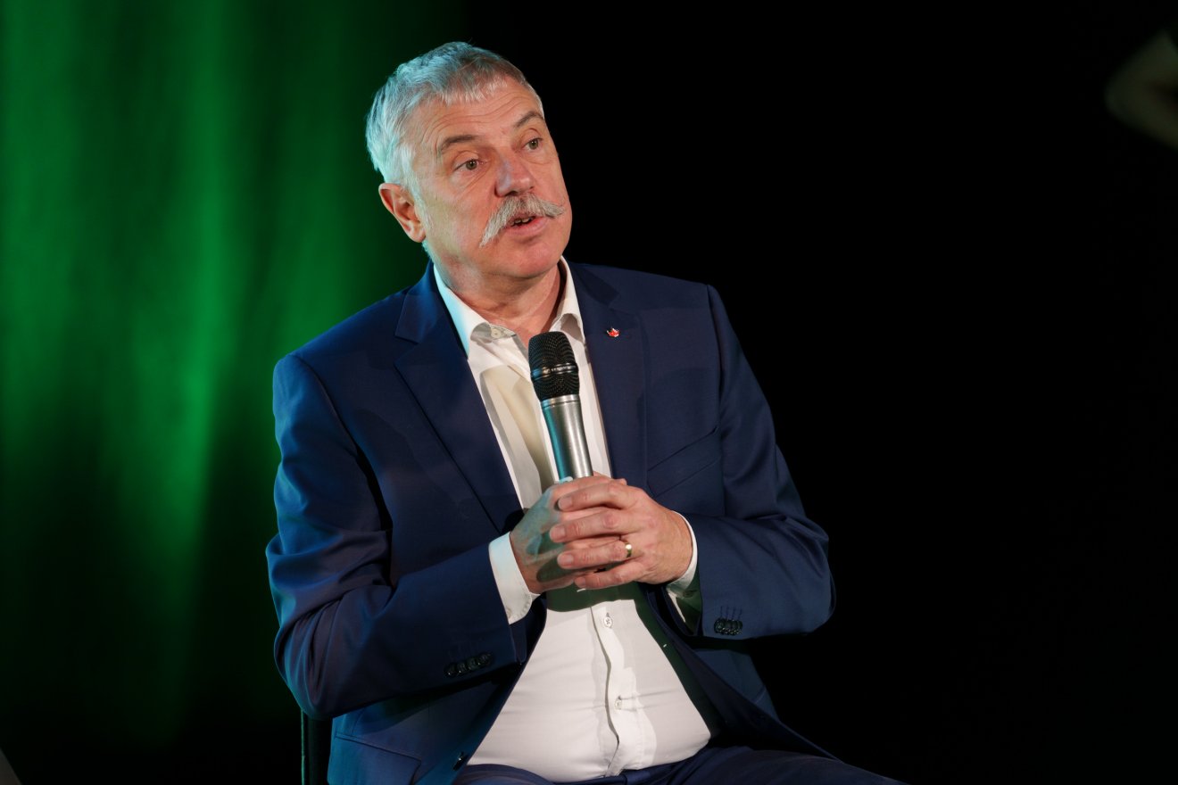 Tamás Sándor szerint inkább az állami nagyvállalatoktól kellene behajtani az adósságot, nem a kistelepülések összevonásával spórolni •  Fotó: Tuchiluș Alex