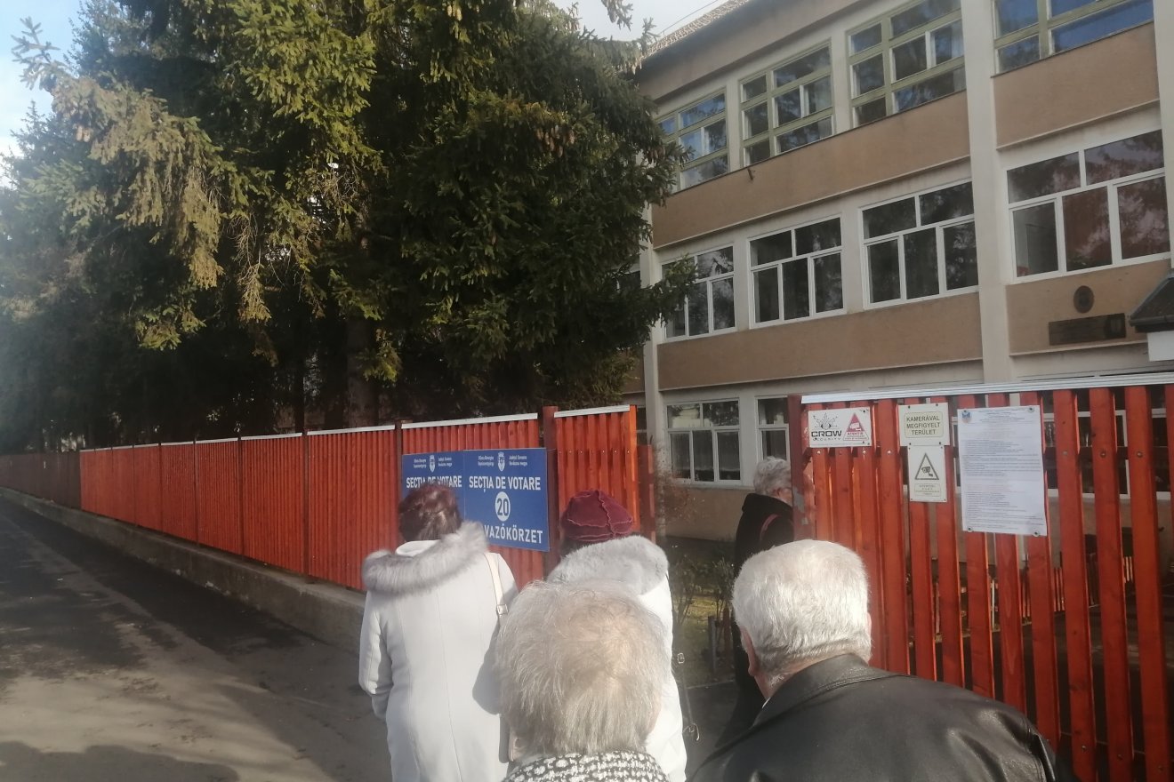 Mindenki bizakodni akar, de olykor meglegiynti őket a félelem is: mi lesz, ha nem sikerül az RMDSZ-nek a parlamentbe bejutni? •  Fotó: Bodor Tünde