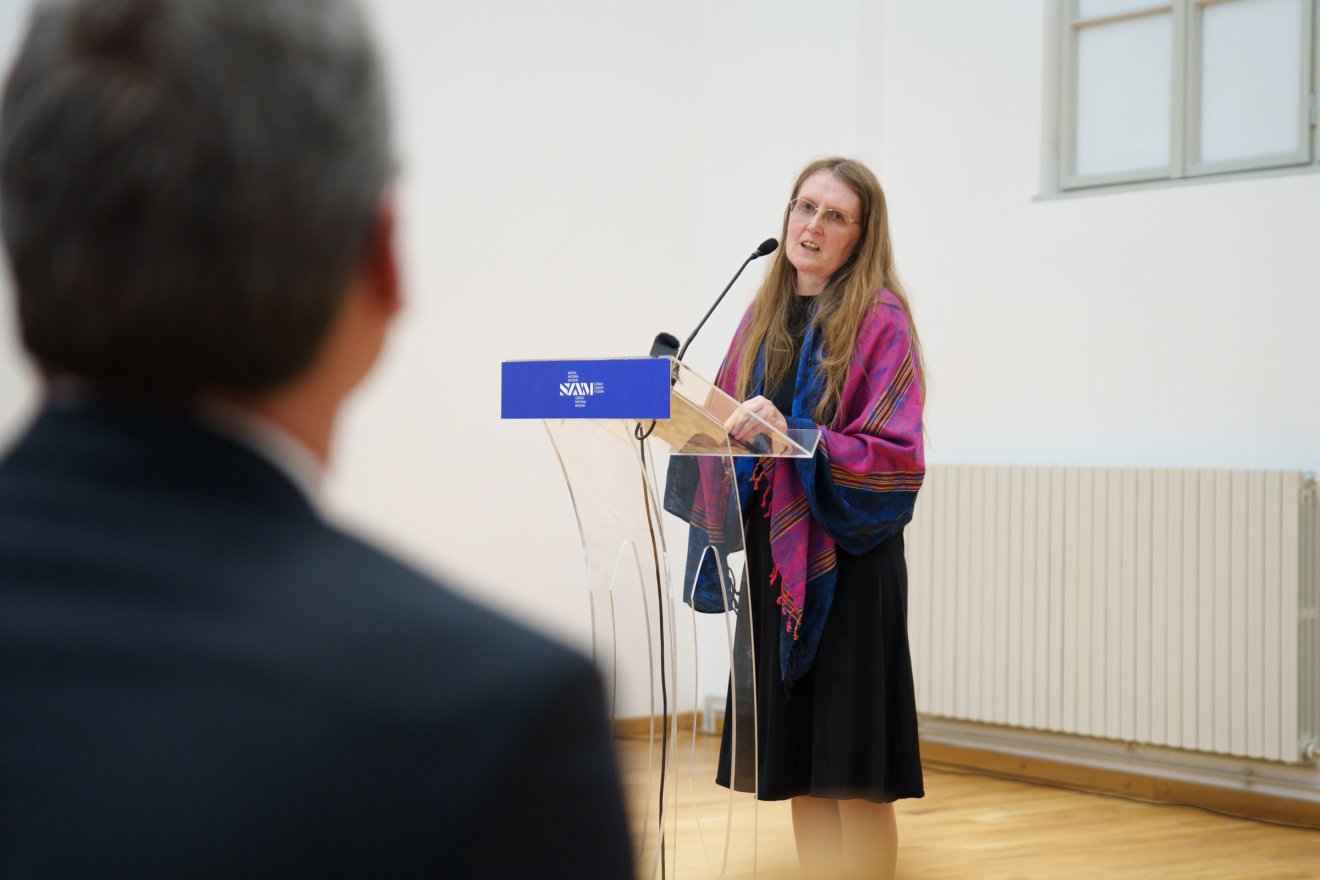 Dr. Szőcsné Gazda Enikő a kiállítás kurátora •  Fotó: Tuchiluș Alex