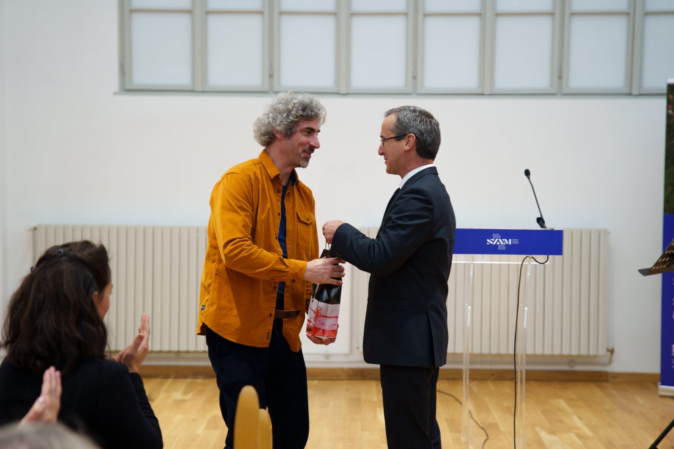 Hugyecsek Balázs látványtervező munkáját külön is méltatta Vargha Mihály igazgató •  Fotó: Tuchiluș Alex