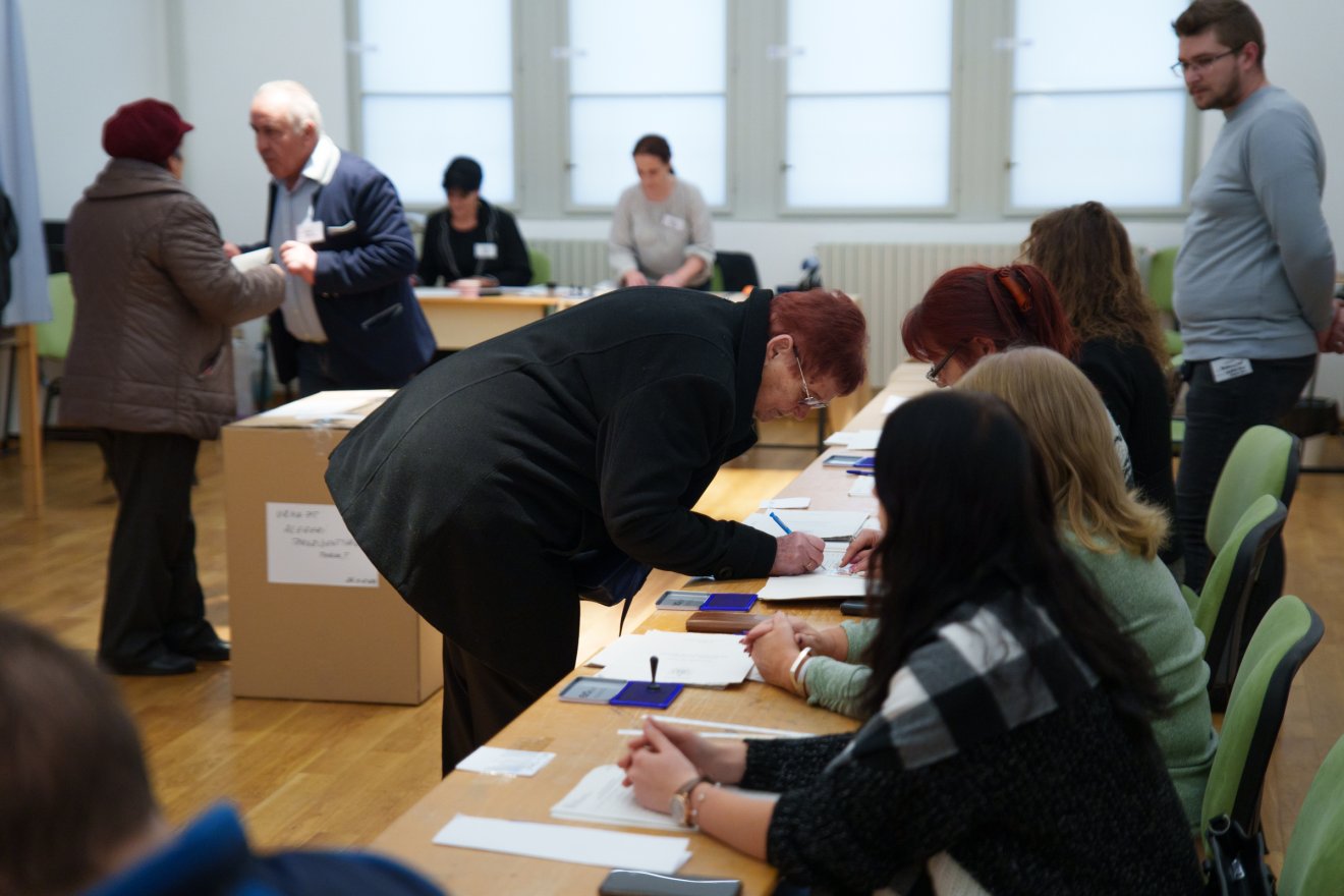 Sokba kerültek a szavazólapok, de még többe az emberek. Archív &bullet;  Fotó: Tuchiluș Alex