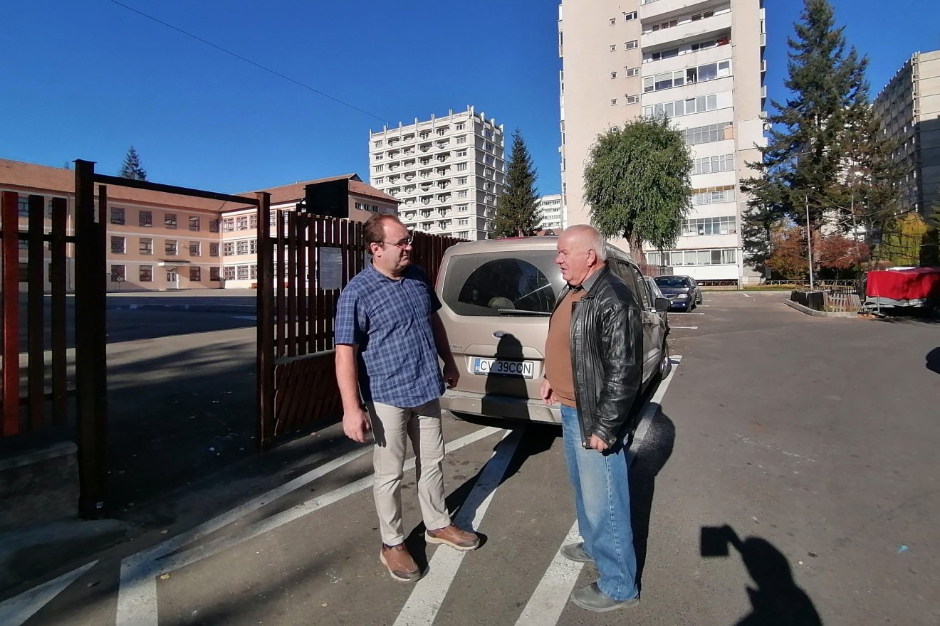 Lazar Raimond igazgató a kivitelező cég vezetőjével  egyeztet •  Fotó: Bodor Tünde