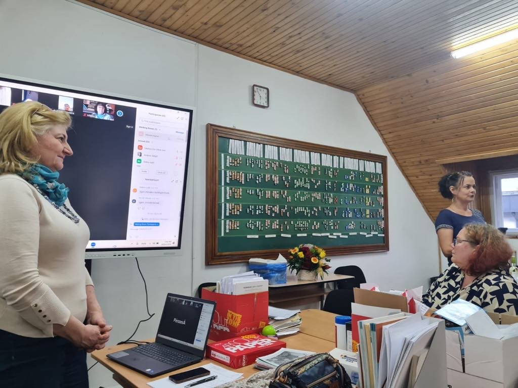 Sztakics Éva (balról) jó érzésekkel állt fel az igazgatói székből &bullet;  Fotó: Székely Mikó Kollégium