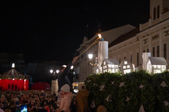 Advent első vasárnapján Sepsiszentgyörgy is ünnepi fénybe öltözött