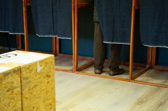 Hangsúlyozzák: tilos fotókat vagy videófelvételeket készíteni a szavazólapról