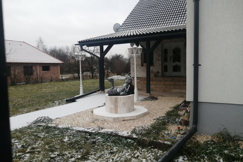 A hagyománytörő: sellőszobor egy újépítésű ház udvarán •  Fotó: Bodor Tünde