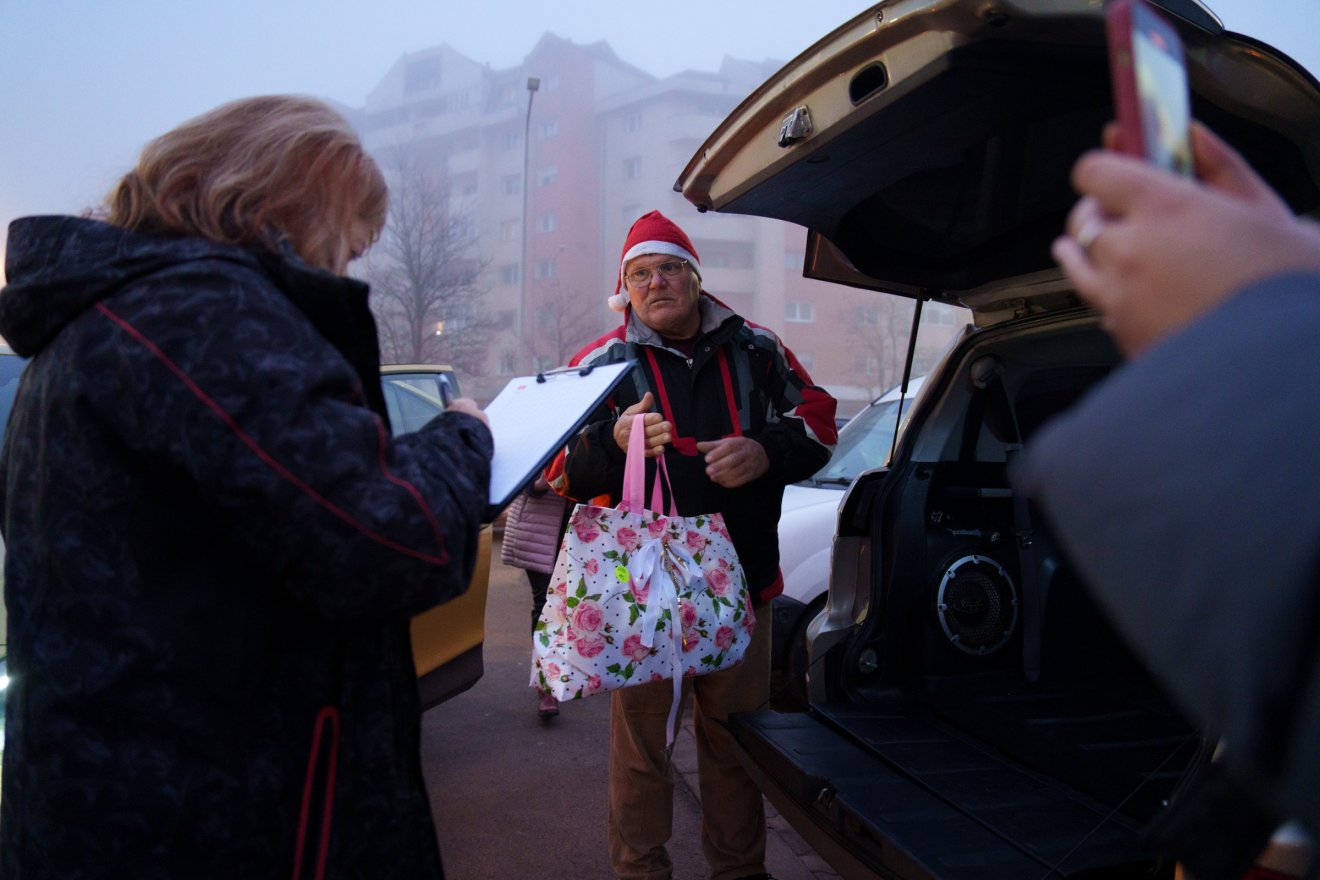 Az Angyalok az ajándékot hozzák, Katalin és a párja, valamint hű segítőik pedig eljuttatják a gyerekekhez •  Fotó: Tuchiluș Alex