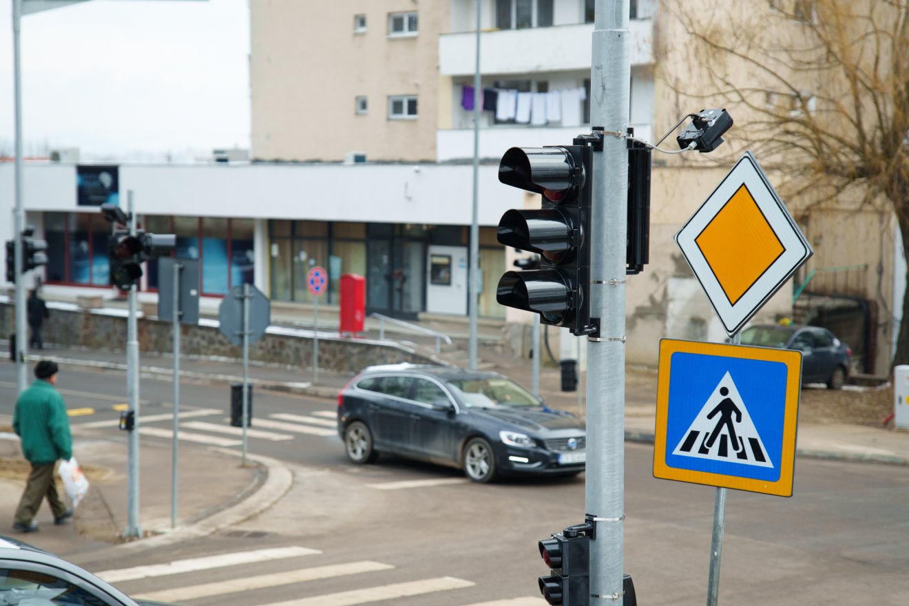 Az idős nő szabályosan kelt át a kijelölt gyalogátjárón. Képünk illusztráció &bullet;  Fotó: Tuchiluș Alex