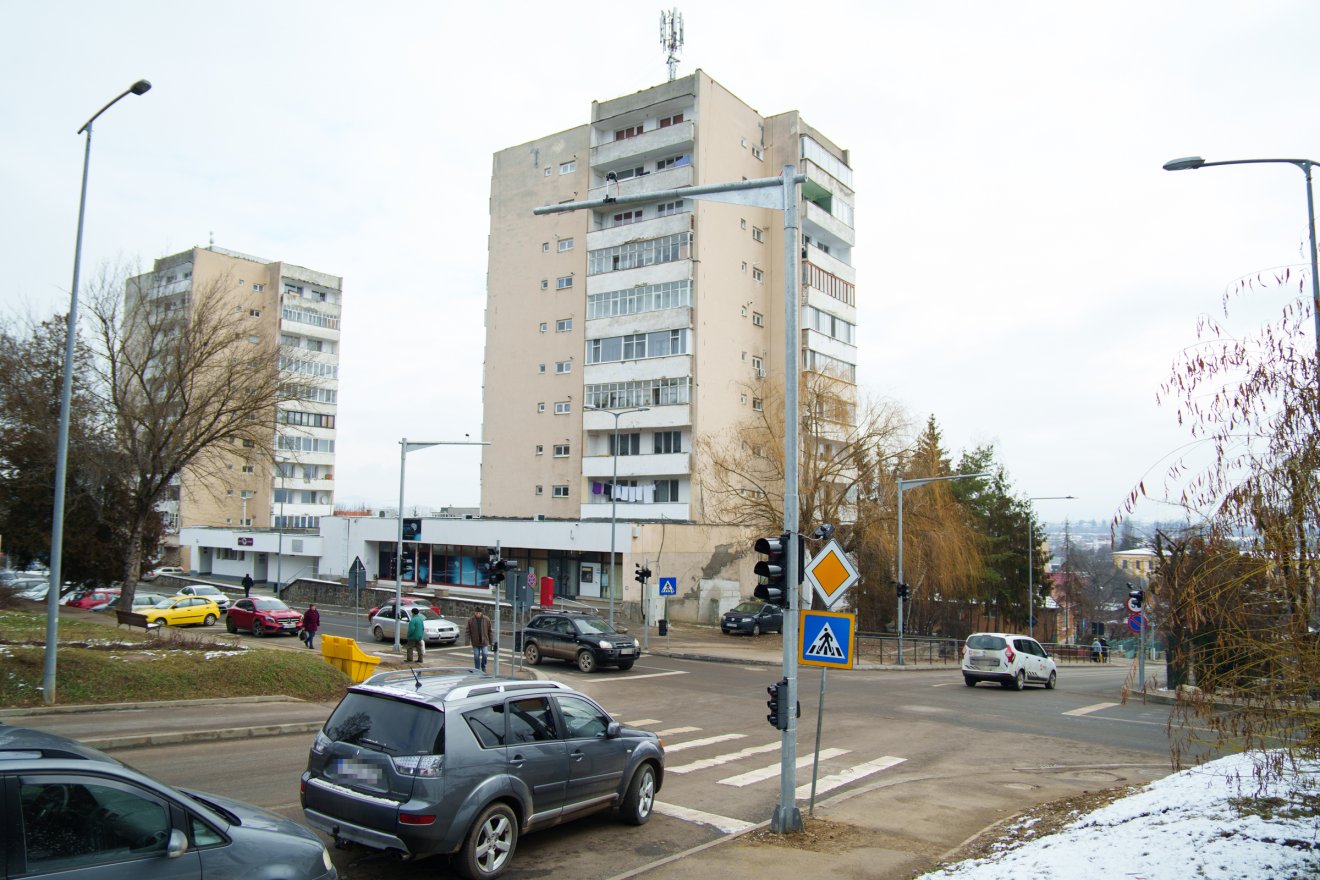 A Vasile Goldiș és Andrei Șaguna utcák kereszteződésében már felszerelték a jelzőlámpákat •  Fotó: Tuchiluș Alex