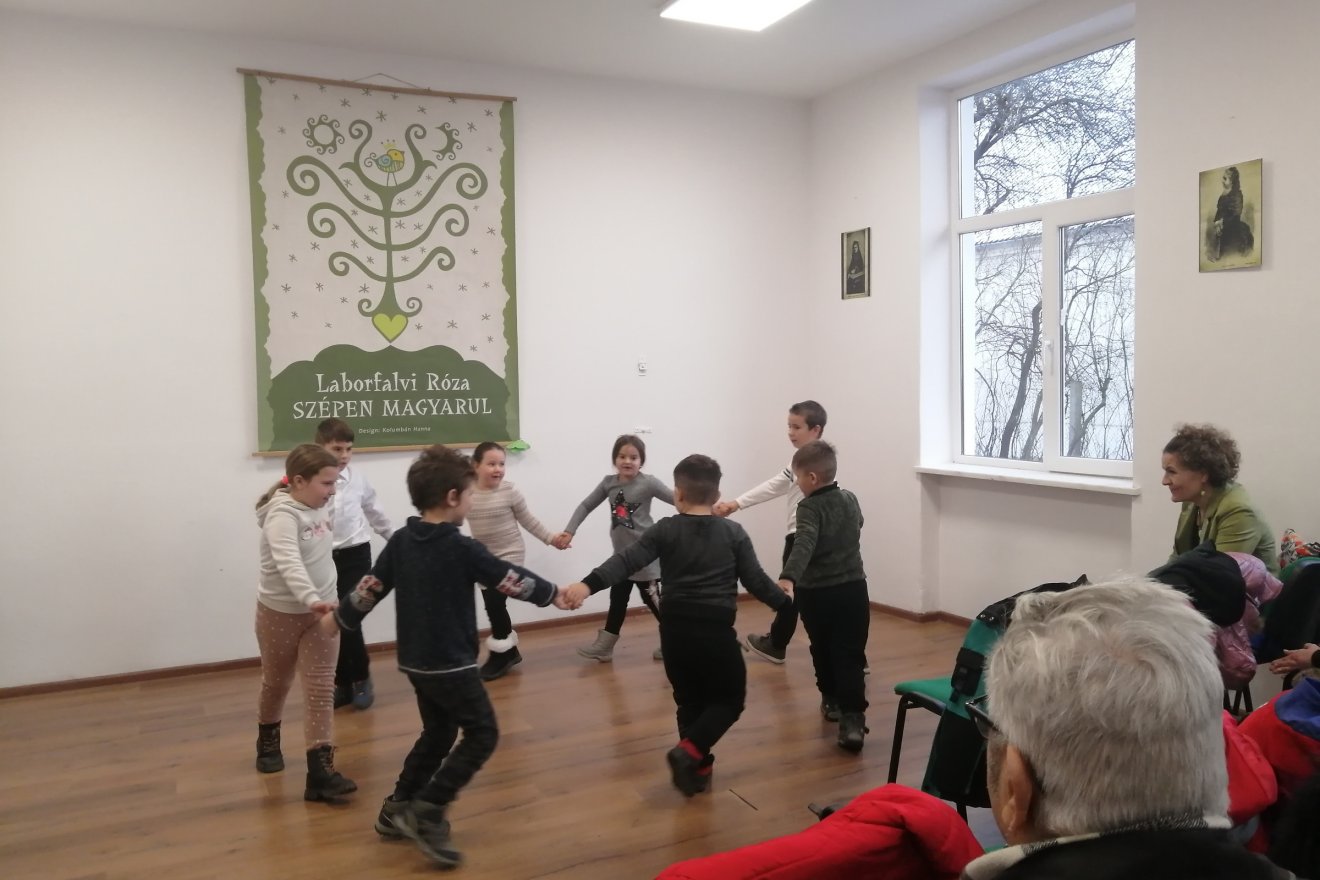A megújult iskola avatóján kis műsorral is kedveskedtek a megjelenteknek a szentiváni gyermekek •  Fotó: Bodor Tünde