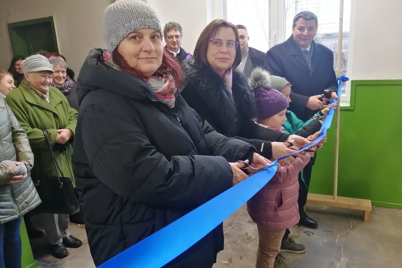 A megújult iskola folyósója előtt •  Fotó: Bodor Tünde
