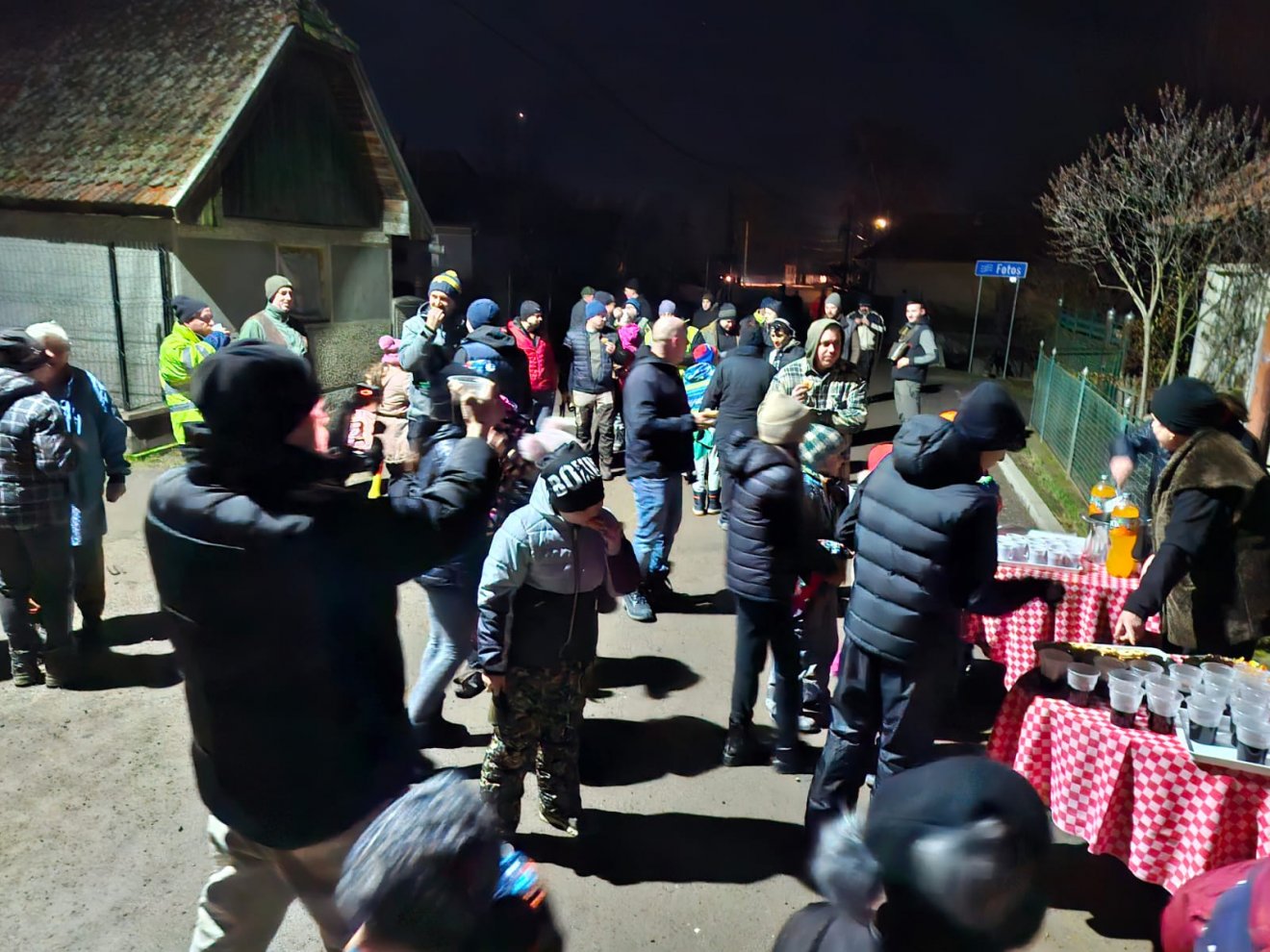 A zángatás (is) jókedvre hangol, de besegít egy-egy jó szívvel kínált kupica pálinka, pohár bor, tea, cukorka, süti •  Fotó: Porzsolt Levente