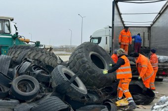 Két teherautónyi hátrahagyott gumiabroncsot gyűjtöttek be az autópályákról