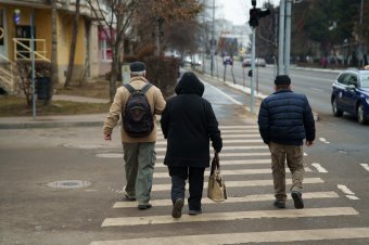 Veszélyes telefonozva kelni át a zebrán