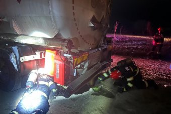 Tartálykocsival ütközött egy áruszállító haszongépjármű, szivárog az üzemanyag