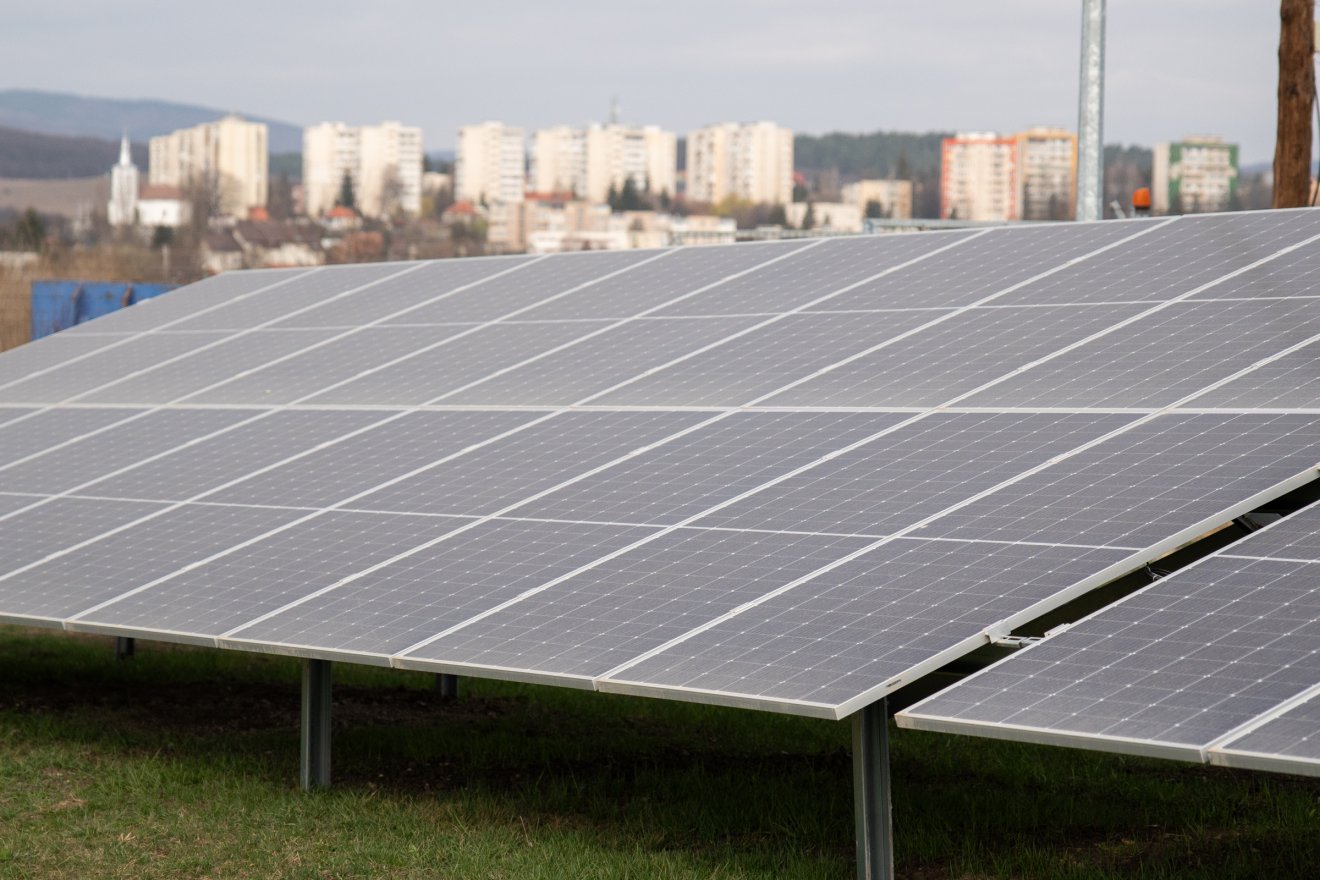 Több mint 996 ezer lej értékű napelemparkot telepítettek Sepsiszentgyörgyön •  Fotó: Tuchiluș Alex
