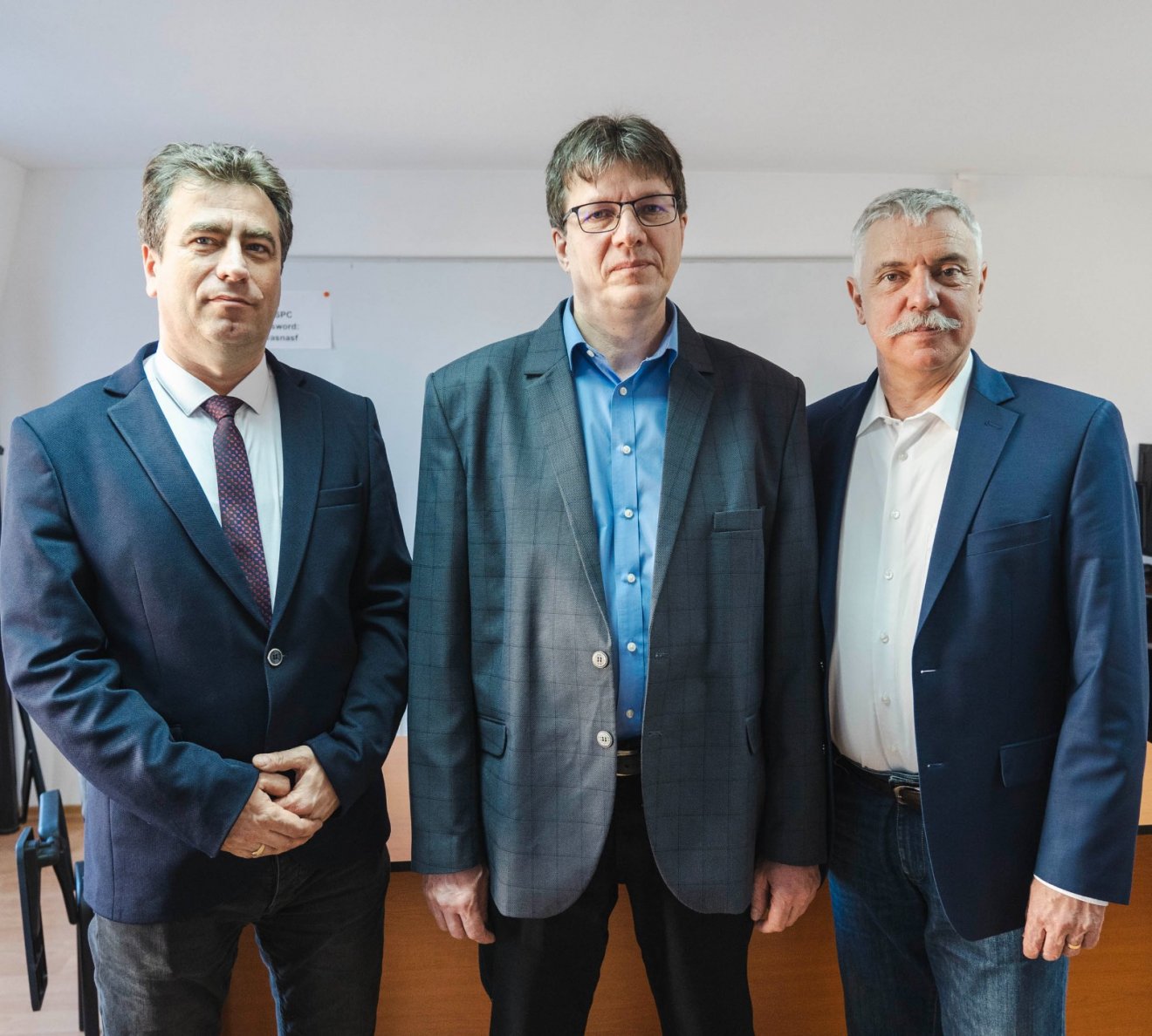 A megyevezetők is támogatják: balról Sztakics István főjegyző, jobbról Tamás Sándor tanácselnök •  Fotó: Kovászna Megye Tanácsa