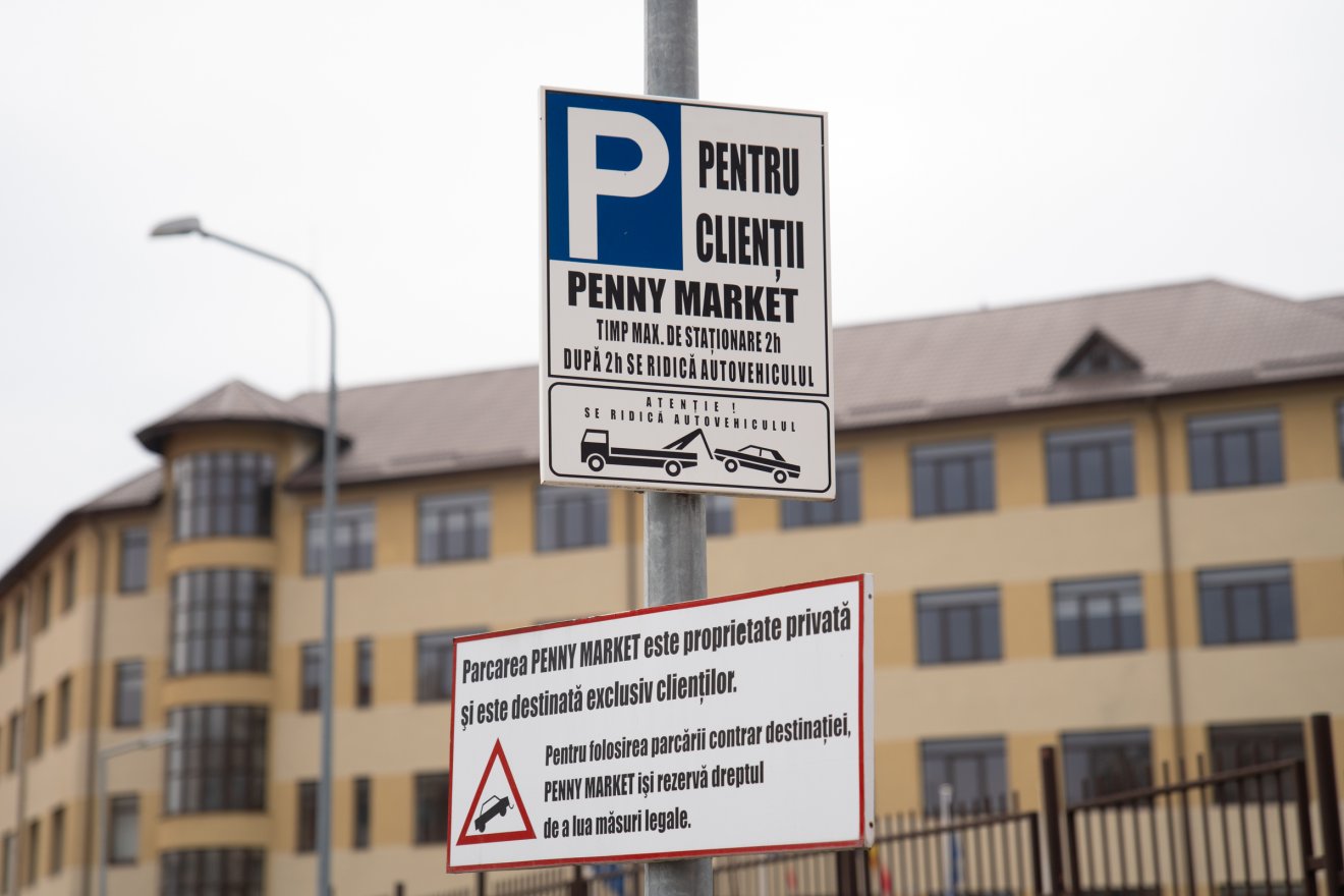 A tábla figyelmezteti az autósokat a szabályokra, bár a közelmúltban nem vontattak el egyetlen járművet sem •  Fotó: Tuchiluș Alex