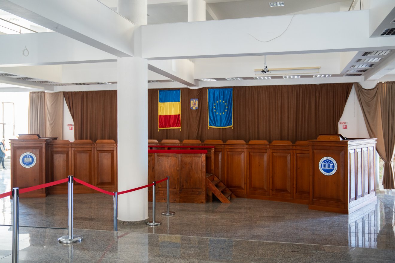 Most még üresen áll az aula, ahol nyáron több tucat ballagó diák vehet ünnepélyes búcsút az egyetemtől •  Fotó: Tuchiluș Alex