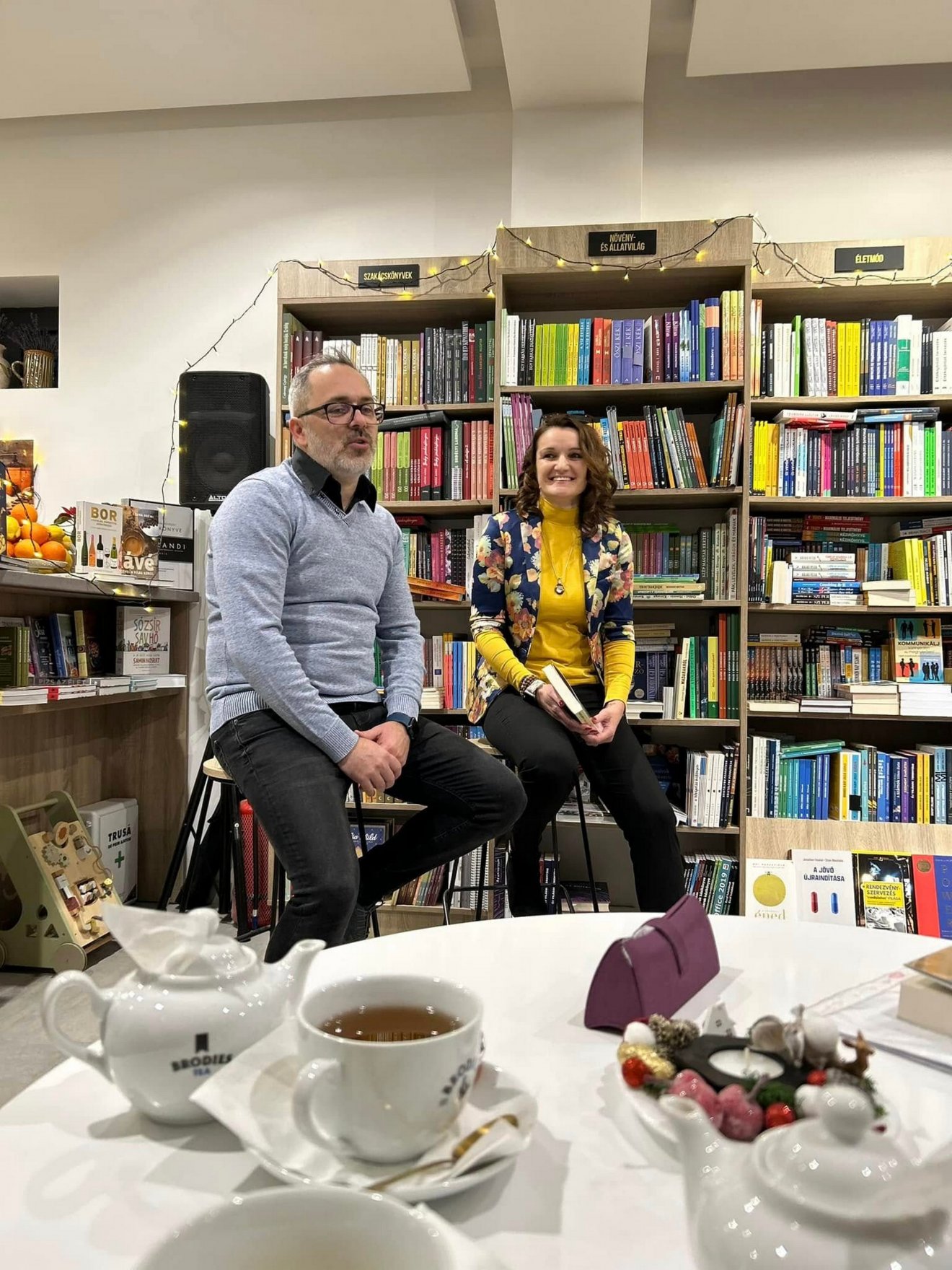 Grubisics Levente rádiós műsorvezetővel a Libri Könyvudvarban megtartott könyvbemutatón •  Fotó: Ágoston Annamary/Facebook