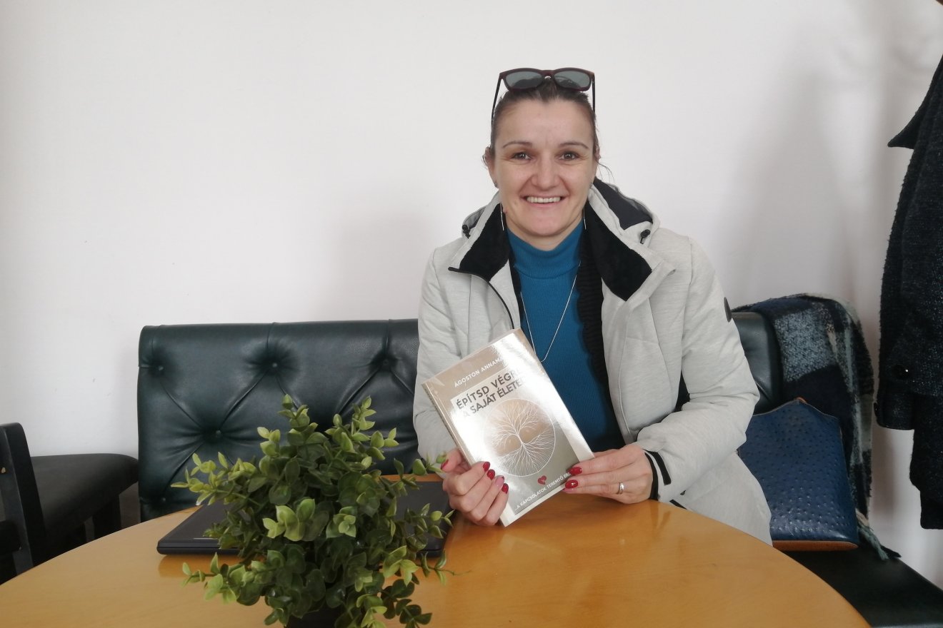 Jó néhány sors, még több kapcsolat két könyvborító közé szorítva •  Fotó: Ágoston Annamary/Facebook