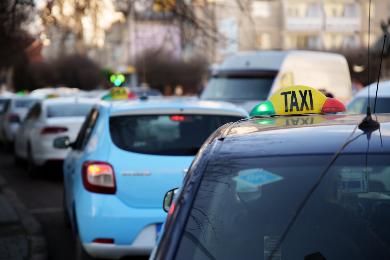 Egyelőre nem érzik magukat fenyegetve a taxisok •  Fotó: Tuchiluș Alex