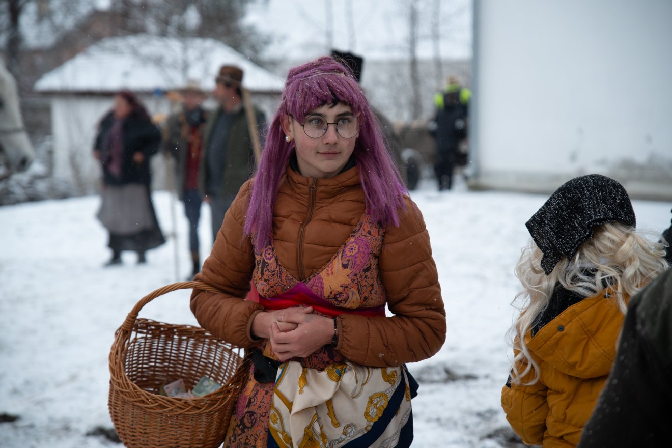 A fiatalokat, gyerekeket is igyekezte a hagyományoknak megnyerni •  Fotó: Tuchiluș Alex
