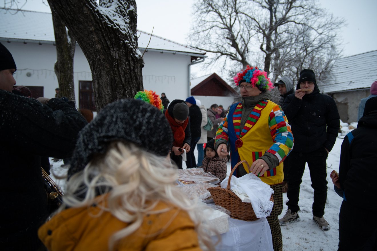 Egy kis harapnivló, itóka, meleg tea jól fogott a hirtelen jött télben •  Fotó: Tuchiluș Alex