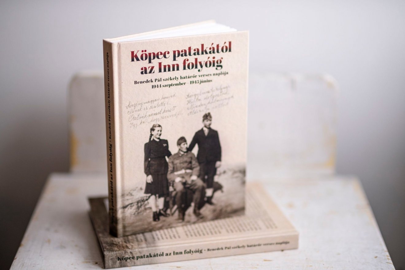Rímekbe szedett kötet a II. világháború végnapjairól •  Fotó: Préda Barna/Facebook