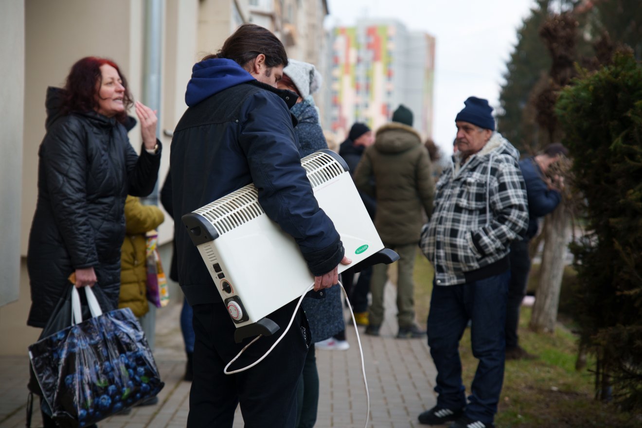 Alig jelent többet a semminél egy konvektor – talán nem fagynak meg, de főzni nem tudnak, tisztálkodni így sem lesz melegvíz •  Fotó: Tuchiluș Alex