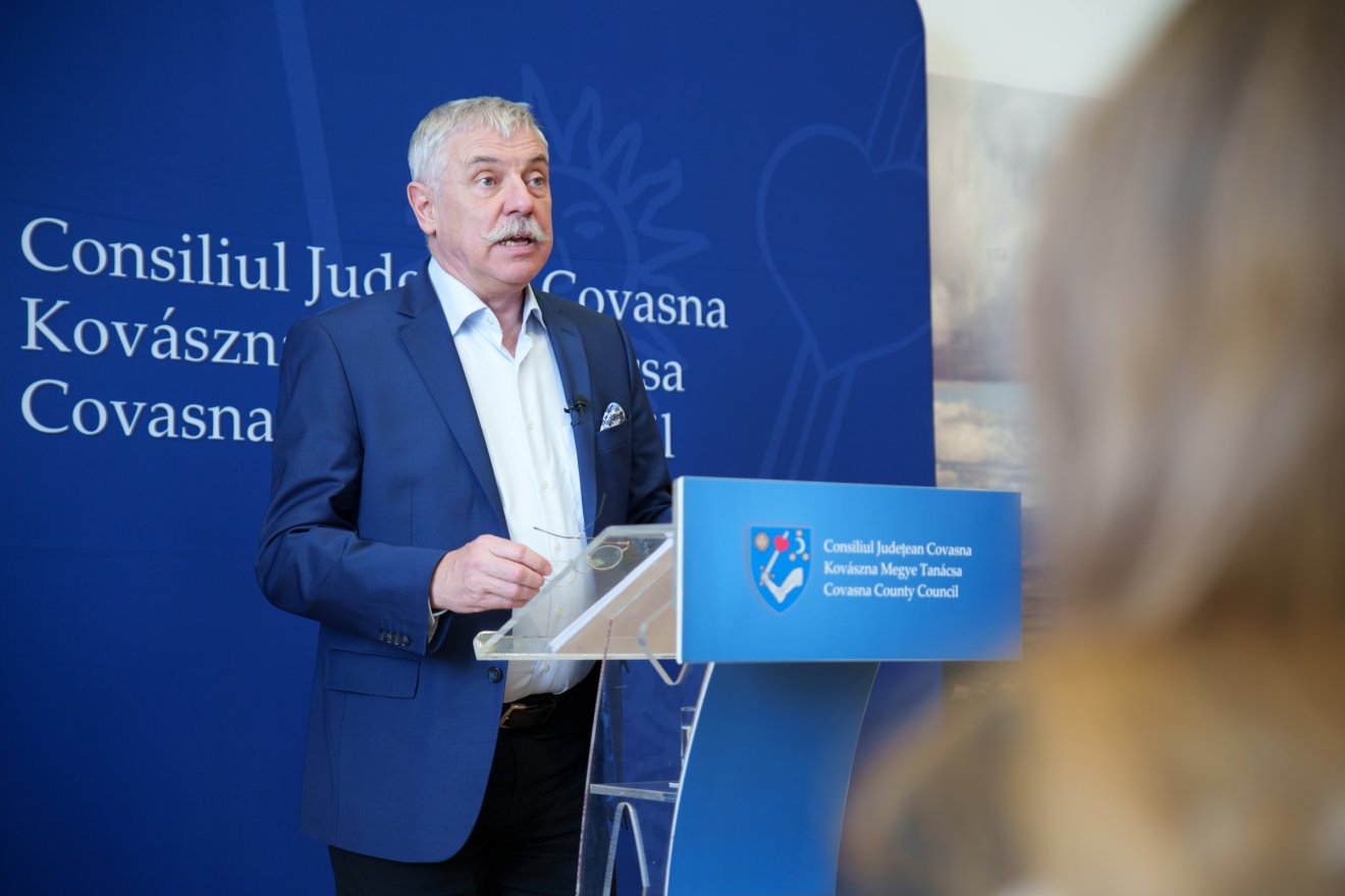 Tamás Sándor, Kovászna Megye Tanácsának elnöke számolt be sajtónak a tanácsülés részleteiről •  Fotó: Tuchiluș Alex