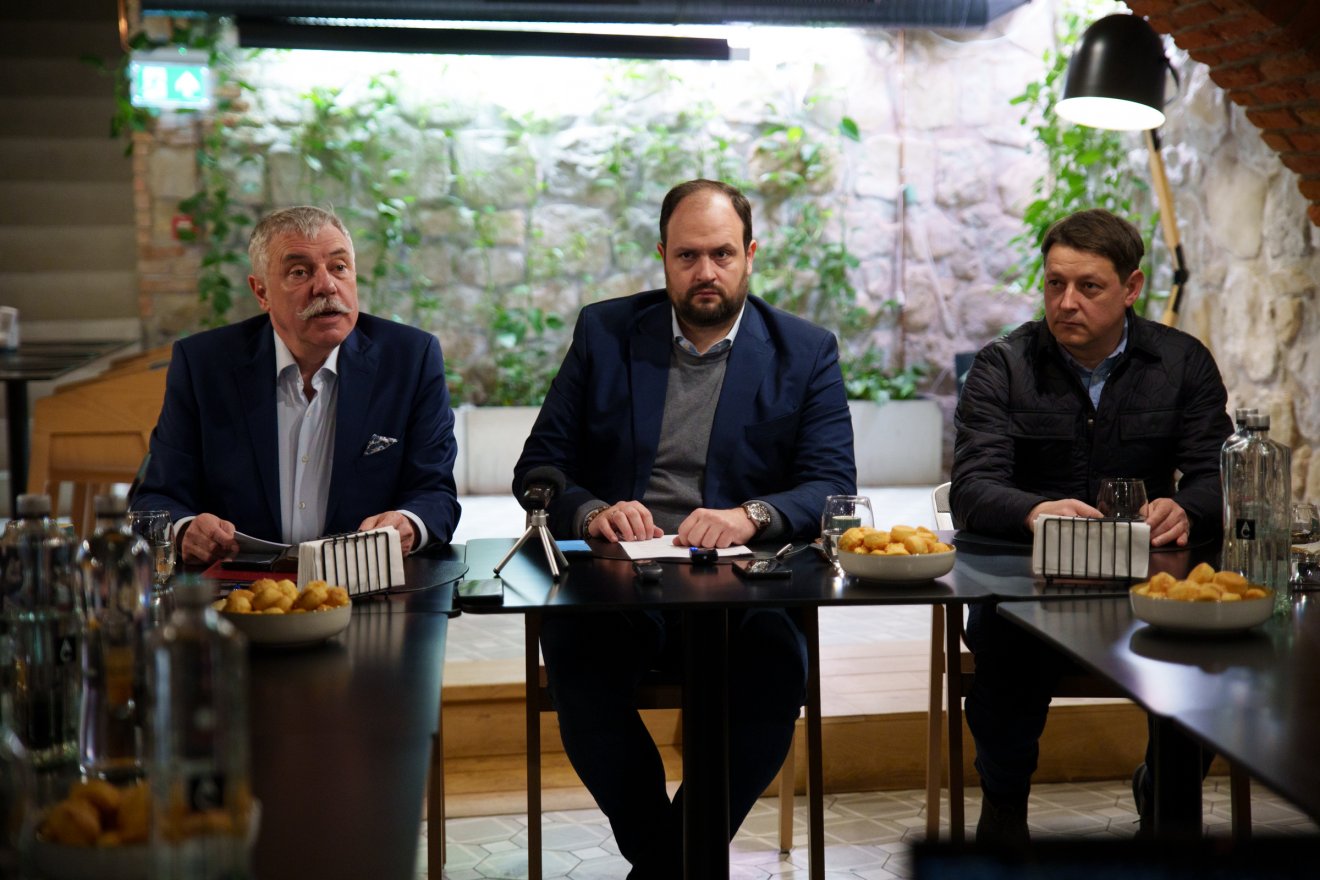 Nacsa Lőrinc (középen) Háromszéken beszélt a nemzetpolitikai államtitkárság idei évéről •  Fotó: Tuchiluș Alex