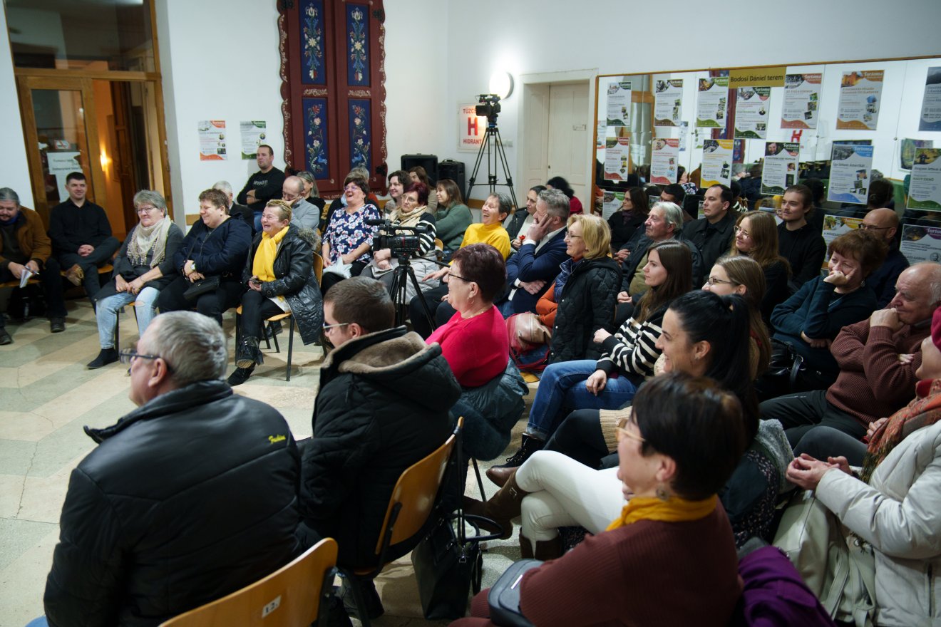 Zsúfolásig telt a baróti művelődési ház Bodosi Dániel-terme •  Fotó: Tuchiluș Alex